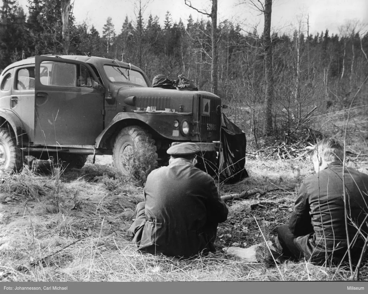 Volvo radiopersonterrängbil 915. Kapten Wallgren till höger.