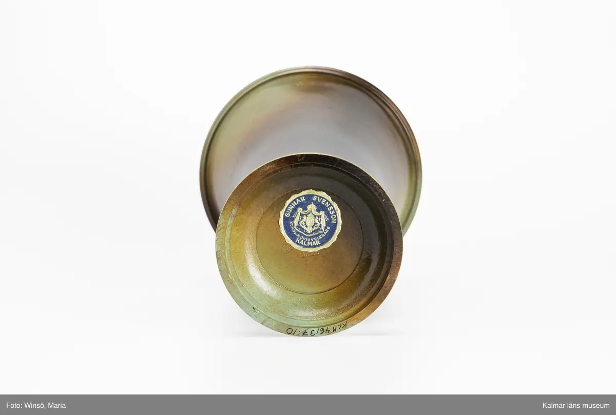KLM 46137:10. Pokal, metall. Prispokal av brons. Inskription: KALMAR BOBBIN-CO:A-B HEDERSPRIS KORPSKYTTE 1949. Märke: GUNNAR SVENSSON KUNGL. HOVJUVELERARE KALMAR.