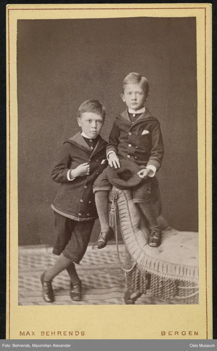 dobbeltportrett, gutter, stående og sittende helfigur