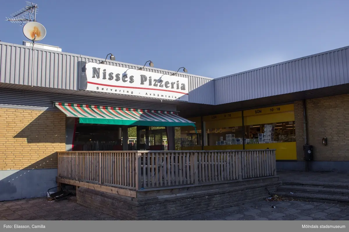 Nisses Pizzeria vid torget i Kållereds centrum den 6 oktober 2016. Fönster och uteservering mot söder.