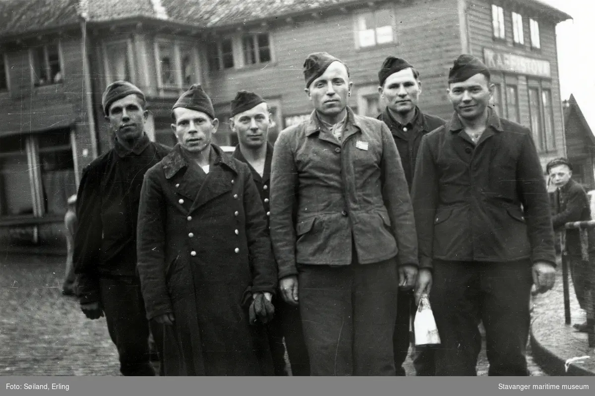 Frigjøringsdagene. Frigitte sovjetiske krigsfanger utenfor "Kaffistova" på Torget i Stavanger, 17. mai 1945.