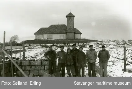 Murere i ferd med å lø opp muren rundt kapellet på Eiganes. Mest sannsynlig arbeidere på nødsarbeide i mellomkrigstiden. Selve kapellet ble innviet i 1919.