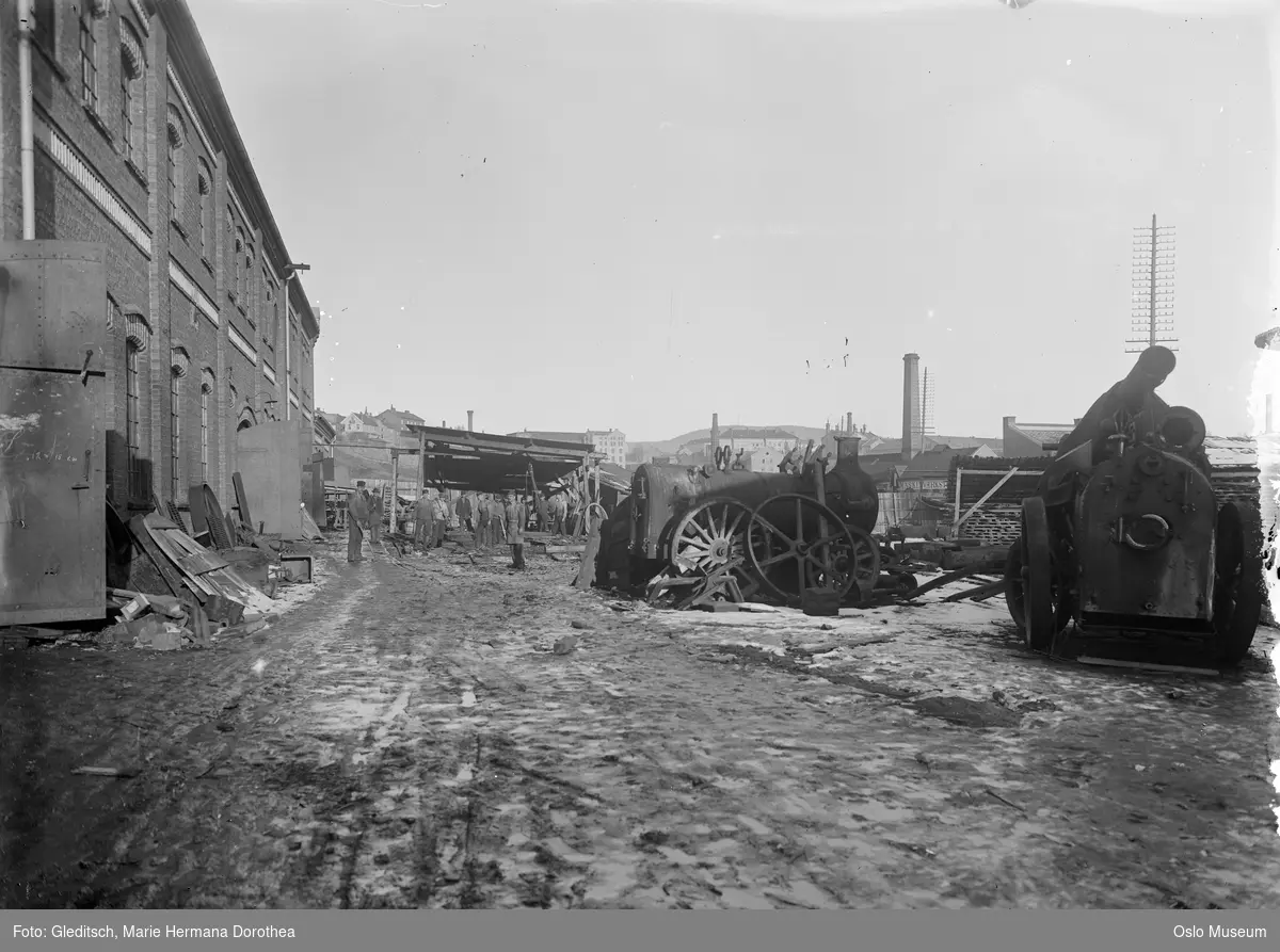 O. Jakobsons Maskinværksted, gårdsplass, menn, arbeidere, maskiner, trehusbebyggelse, Graahs spinneri, Sagene skole