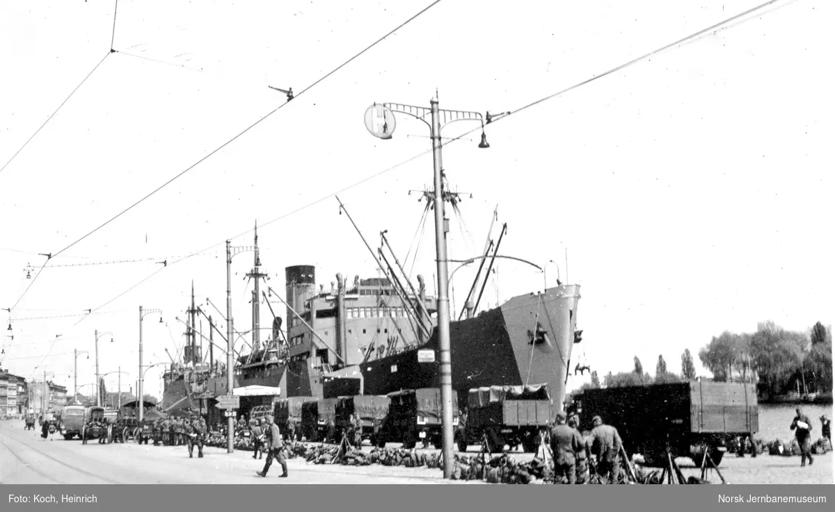 Tyske frakteskip, trolig ved havnen i Kiel, Tyskland. Skipet er trolig på vei til den tyske okkupasjonsmakten i Norge med mannskap og materiell