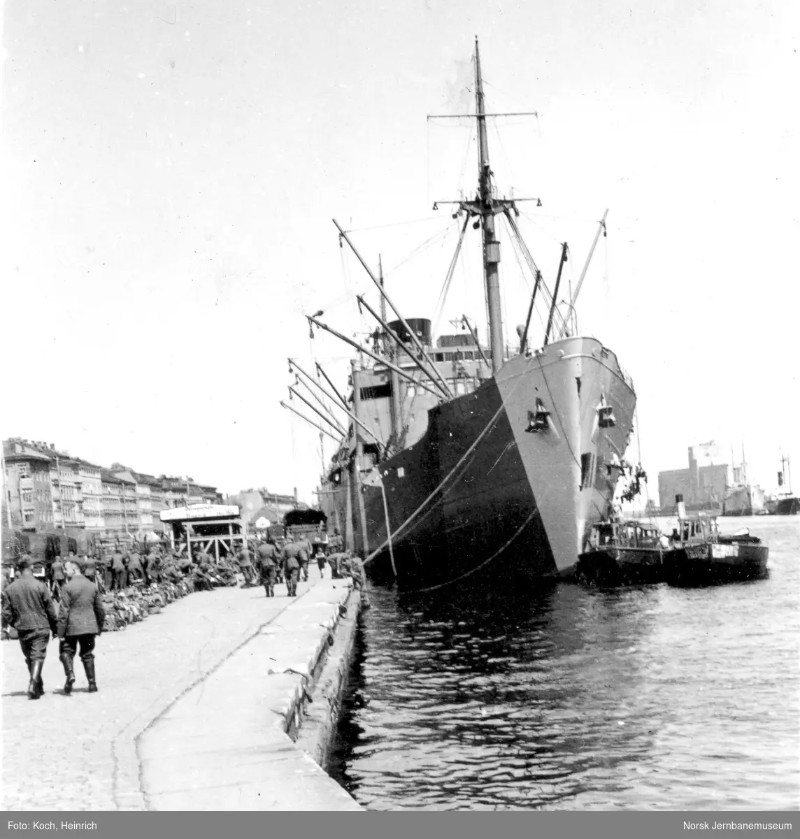 Tyske frakteskip, trolig ved havnen i Kiel, Tyskland. Skipet er trolig på vei til den tyske okkupasjonsmakten i Norge med mannskap og materiell