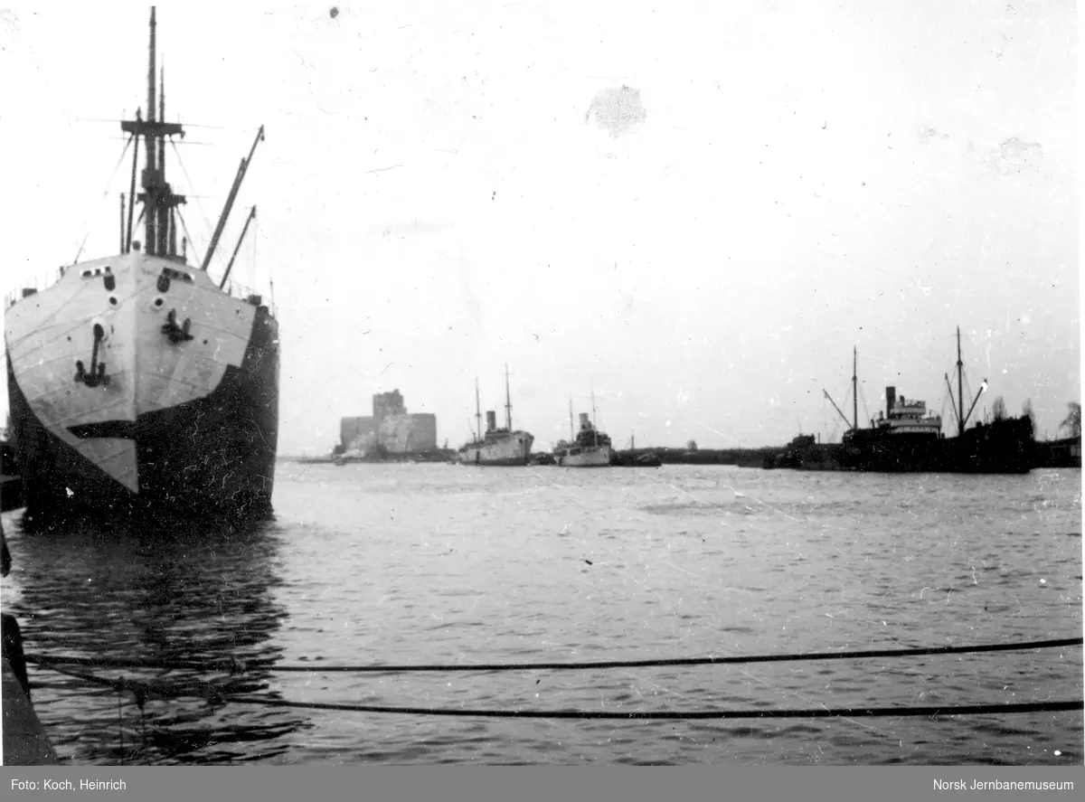 Tyske frakteskip, trolig ved havnen i Kiel, Tyskland. Skipet er trolig på vei til den tyske okkupasjonsmakten i Norge med mannskap og materiell