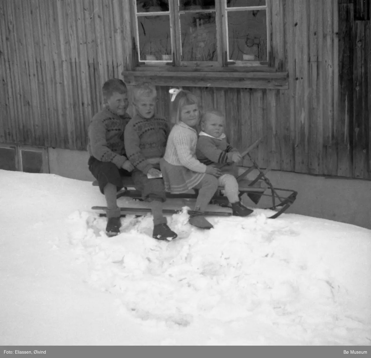 Barna på Torstveit på kjelke ca. 1946.  F.v Harald, Jørgen, Reidun og Olav