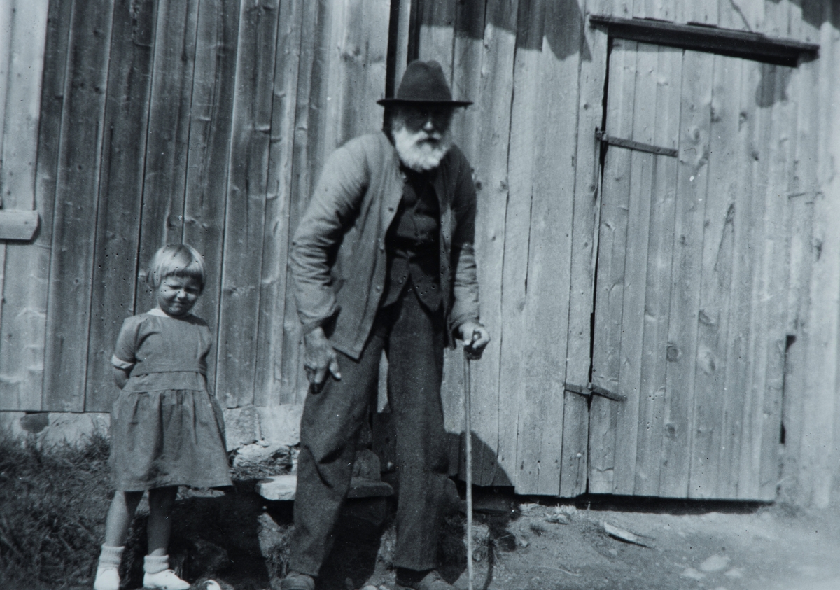Ole Olsen Stor-Ree-Vangen, f. 04.03.1849 og barnebarnet Anna Martinsen f. 12.11.1900. Bildet er tatt på Stor-ReeVangen. Stokk.