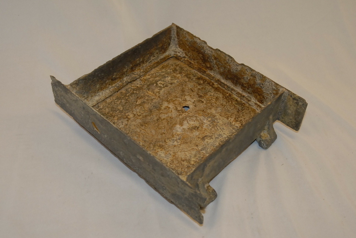 Grå jarndør til ein omn.