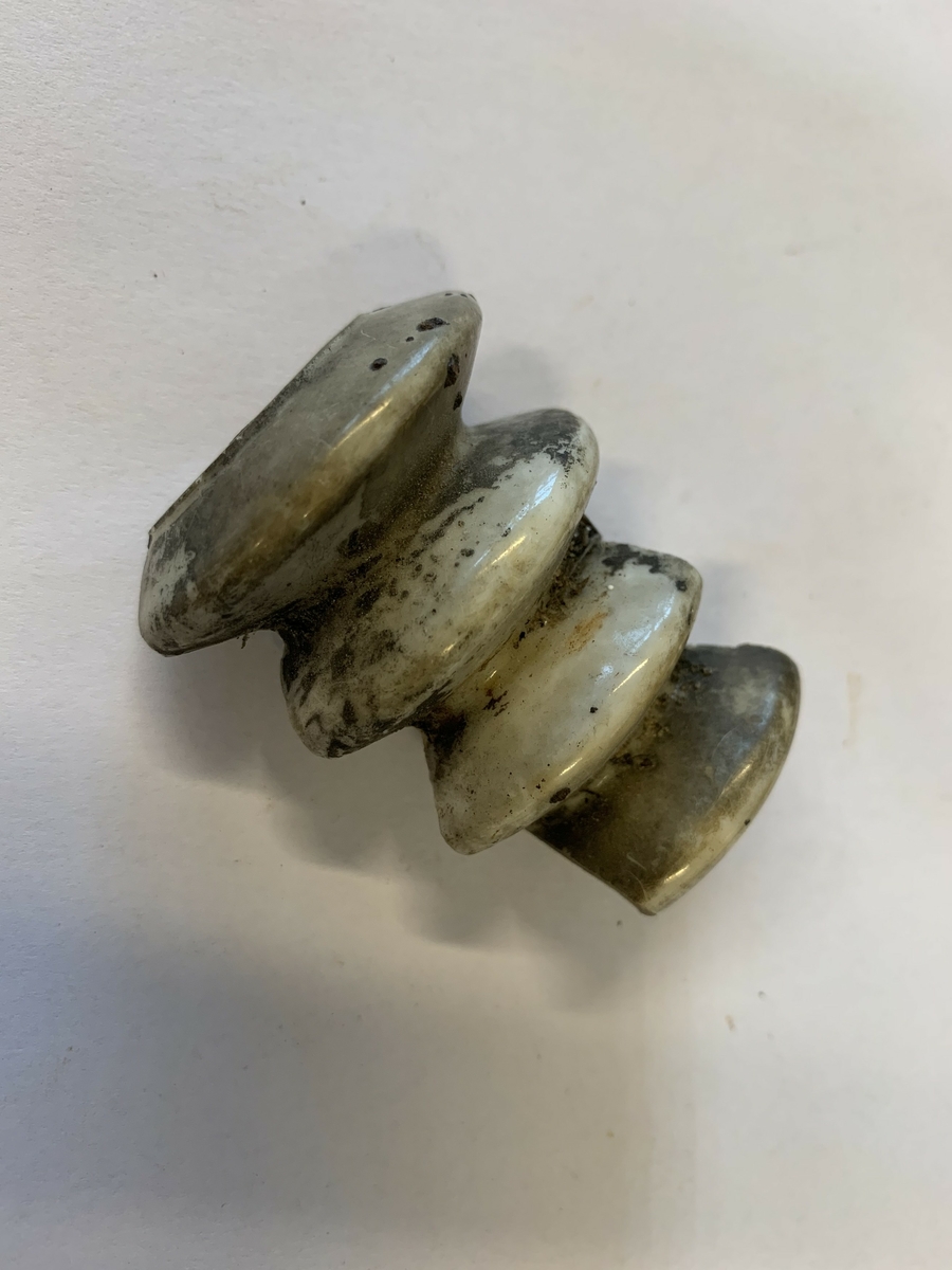 Defekt porselensisolatorer som har vore brukt på gjerdet rundt konsentrasjonsleiren Sachsenhausen.