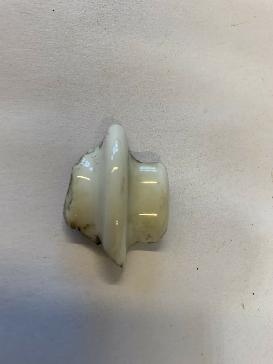 Del av porselensisolatorer som har vore brukt på gjerdet rundt konsentrasjonsleiren Sachsenhausen.