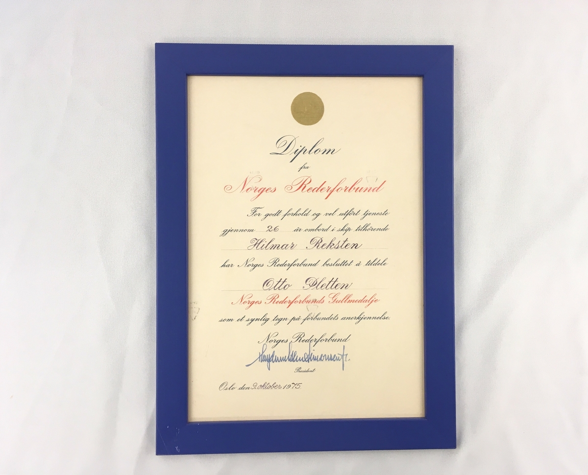 Diplom i blå ramme.