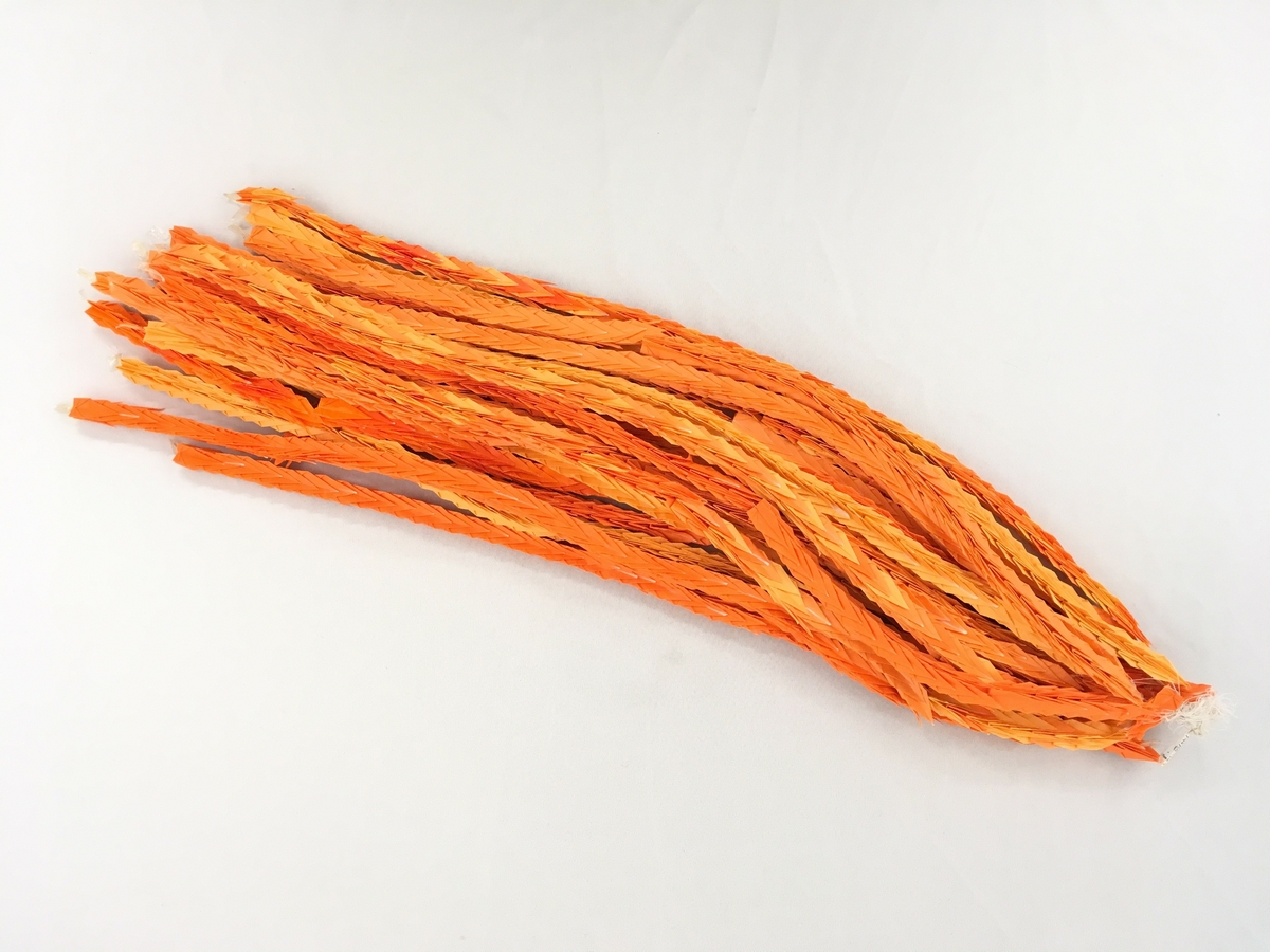 Fleire remser bretta av papirbitar som er sett saman i ein ende