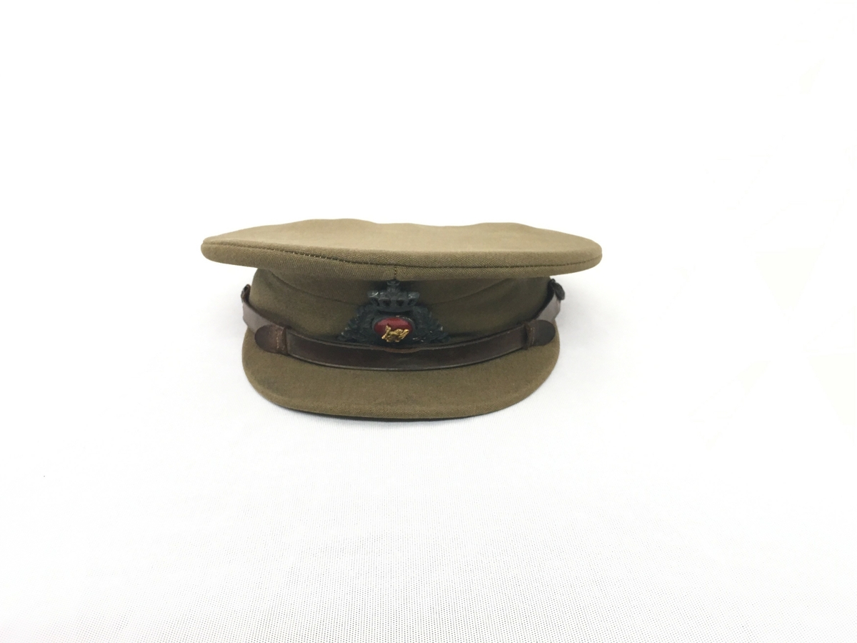 Brun uniform som består av jakke, bukse med belte, hatt og  lærbelte.