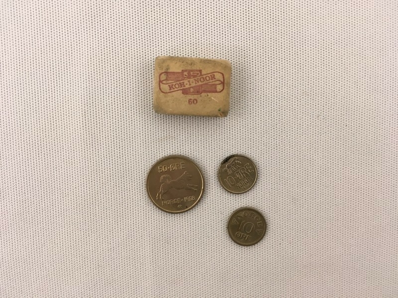 Tre myntar i lomma på uniformen. Ein 50 øre og to 10 øreer.