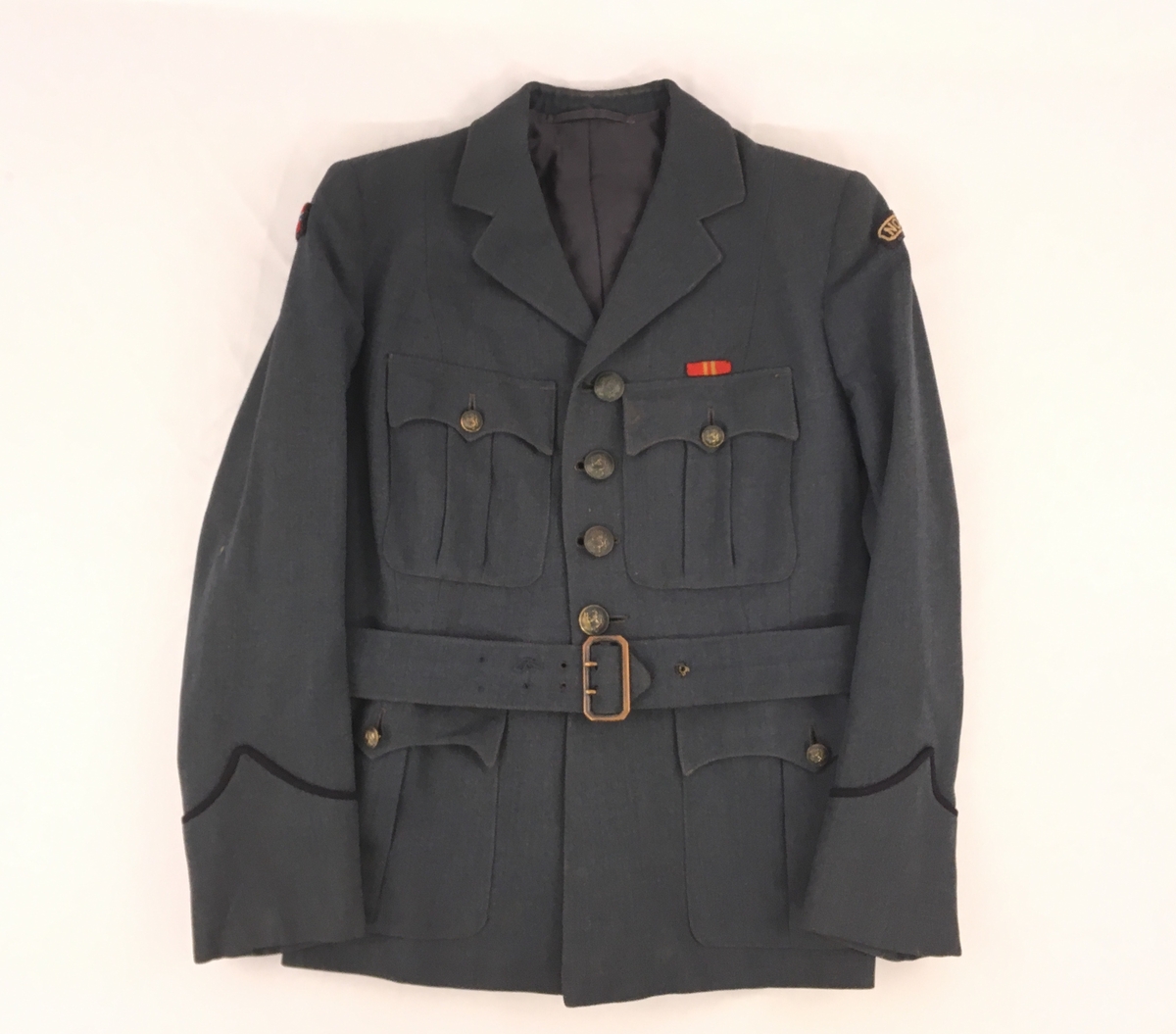 Uiform i tre delar. Jakke, sjørt og lue.