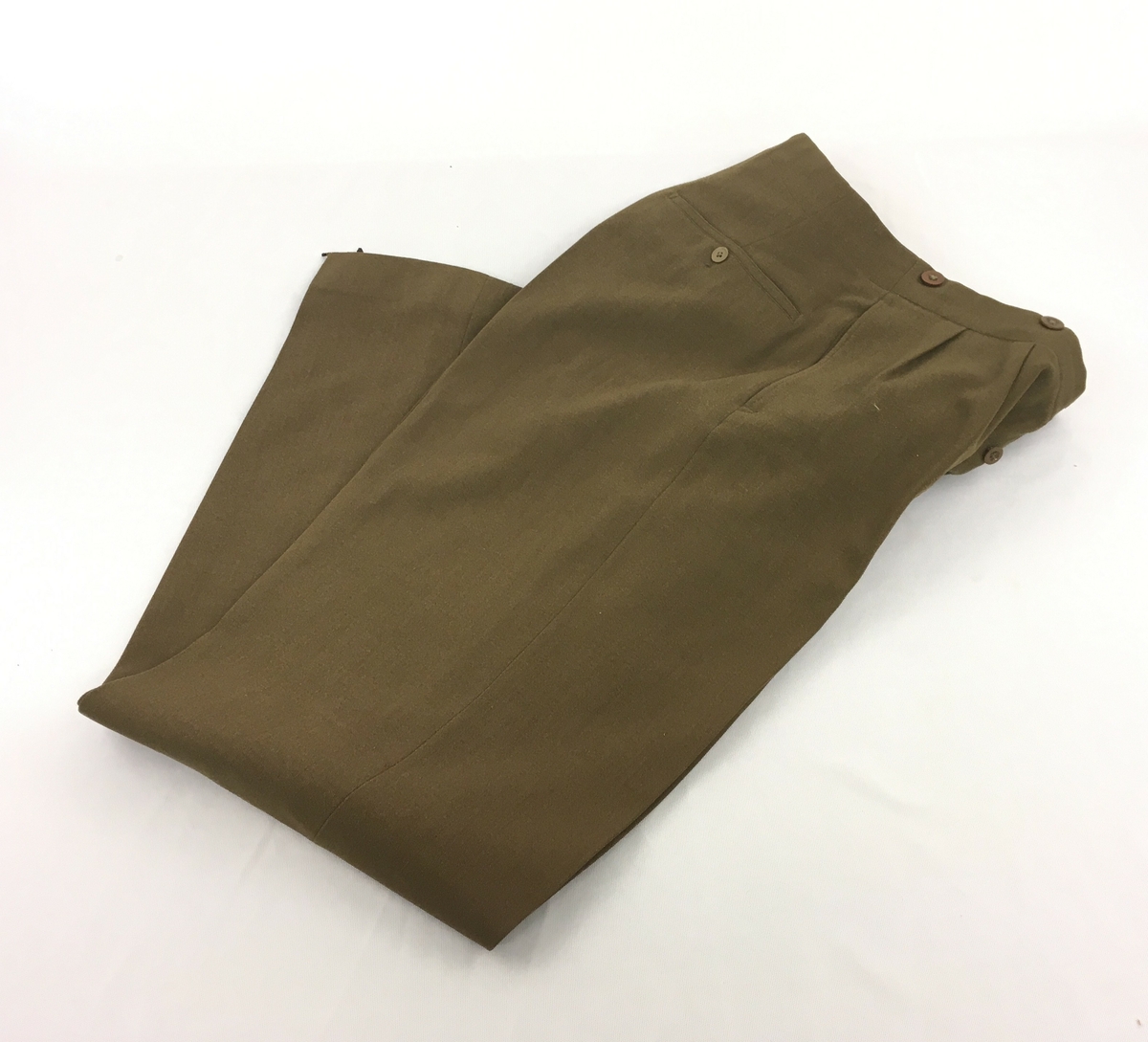 Brun uniform som består av jakke, bukse med belte, hatt og  lærbelte.