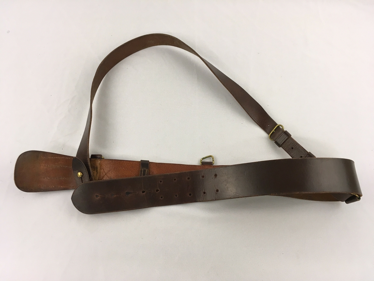 Brun uniform som består av jakke, bukse med belte, hatt og  lærbelte.