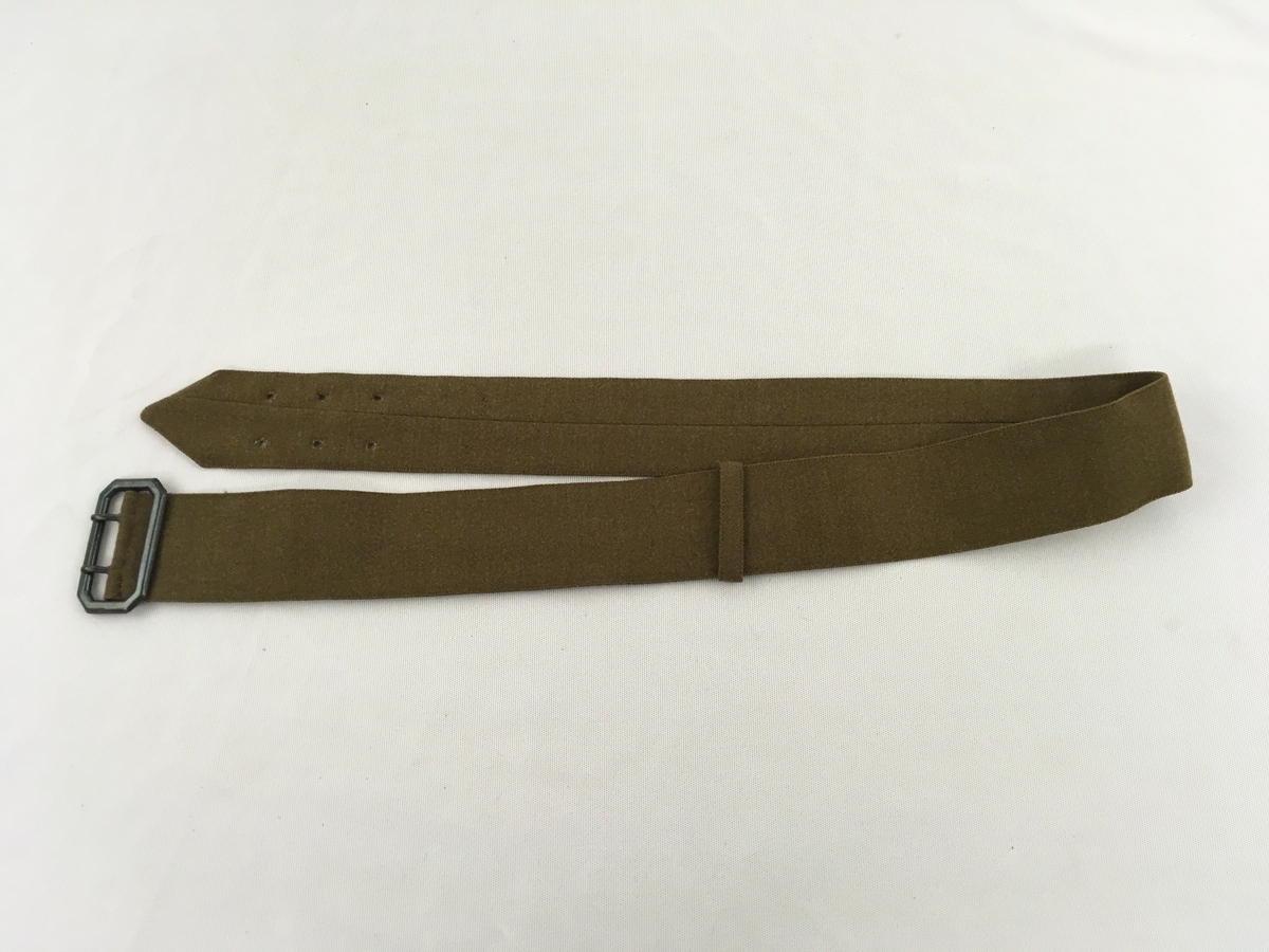 Brun uniform som består av jakke, bukse med belte, hatt og  lærbelte.