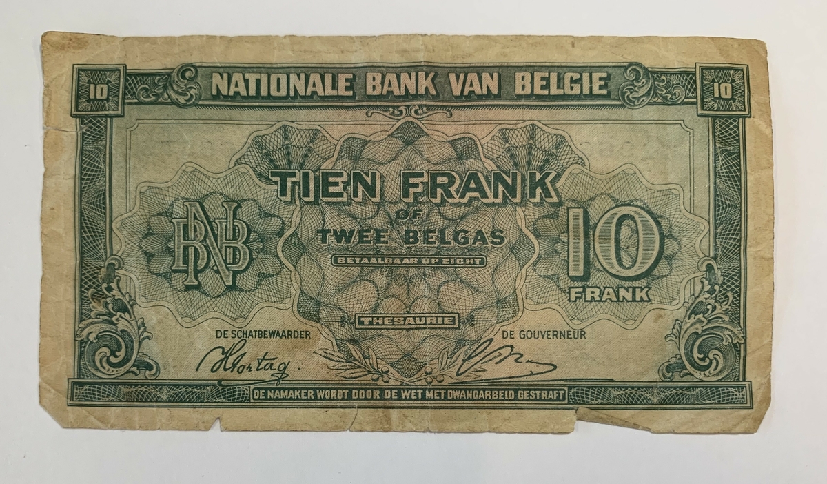 Ein gjeng med soldatar som sit å syng framfor eit leirbål.