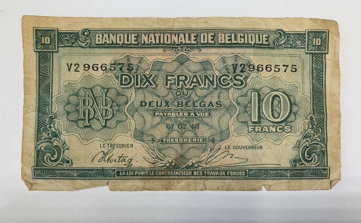 Ein gjeng med soldatar som sit å syng framfor eit leirbål.