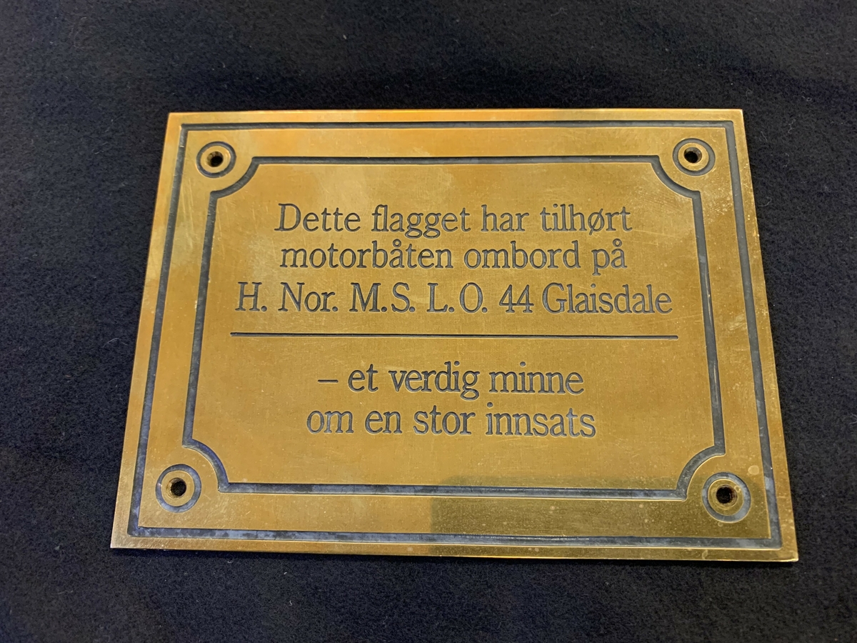 Det norske flagget med splitt.  Flagget er så slitt at splitten er nesten usynleg.
