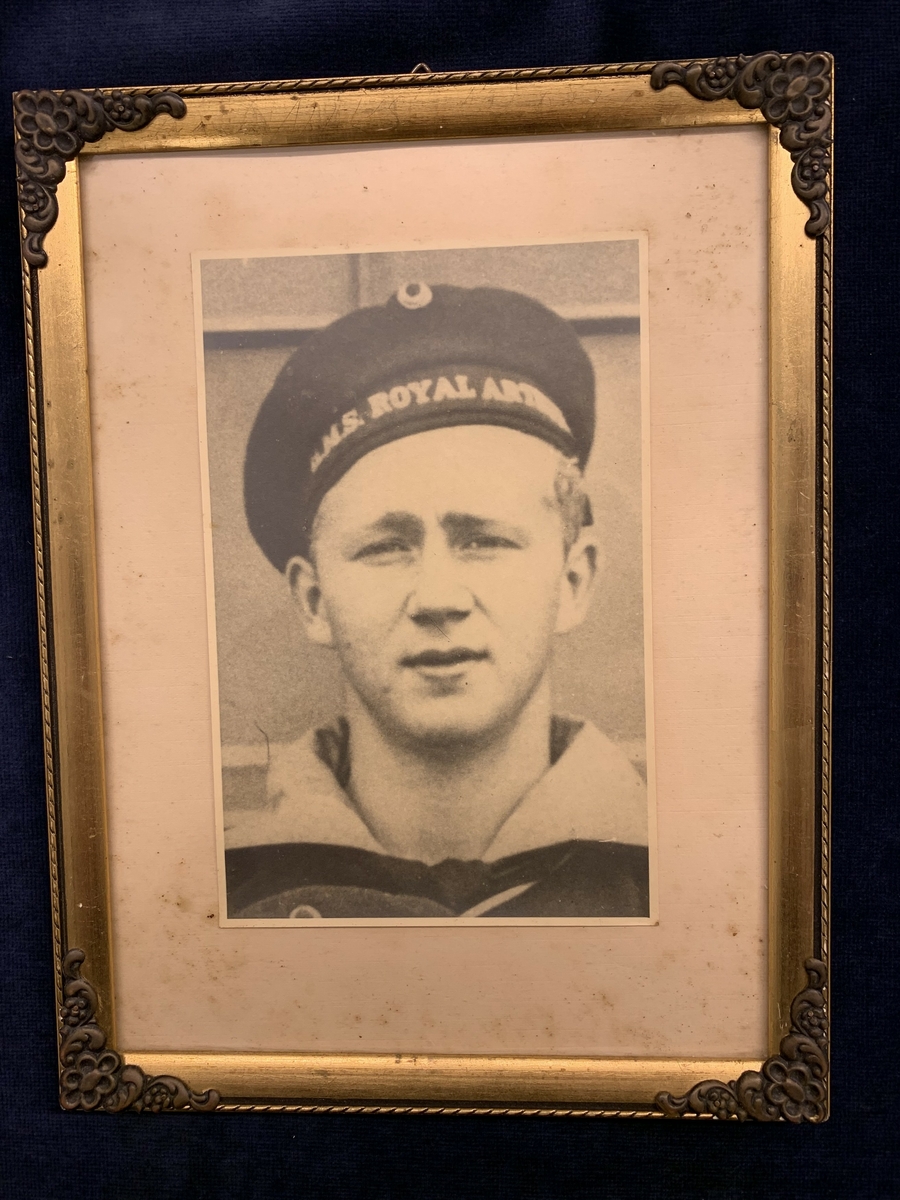 Portrett av marinegast i glas og rame