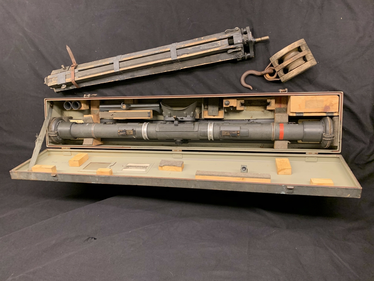 Den tyske ørn med hakekors er avbilda inne i lokket på kassen til avstandsmålaren.