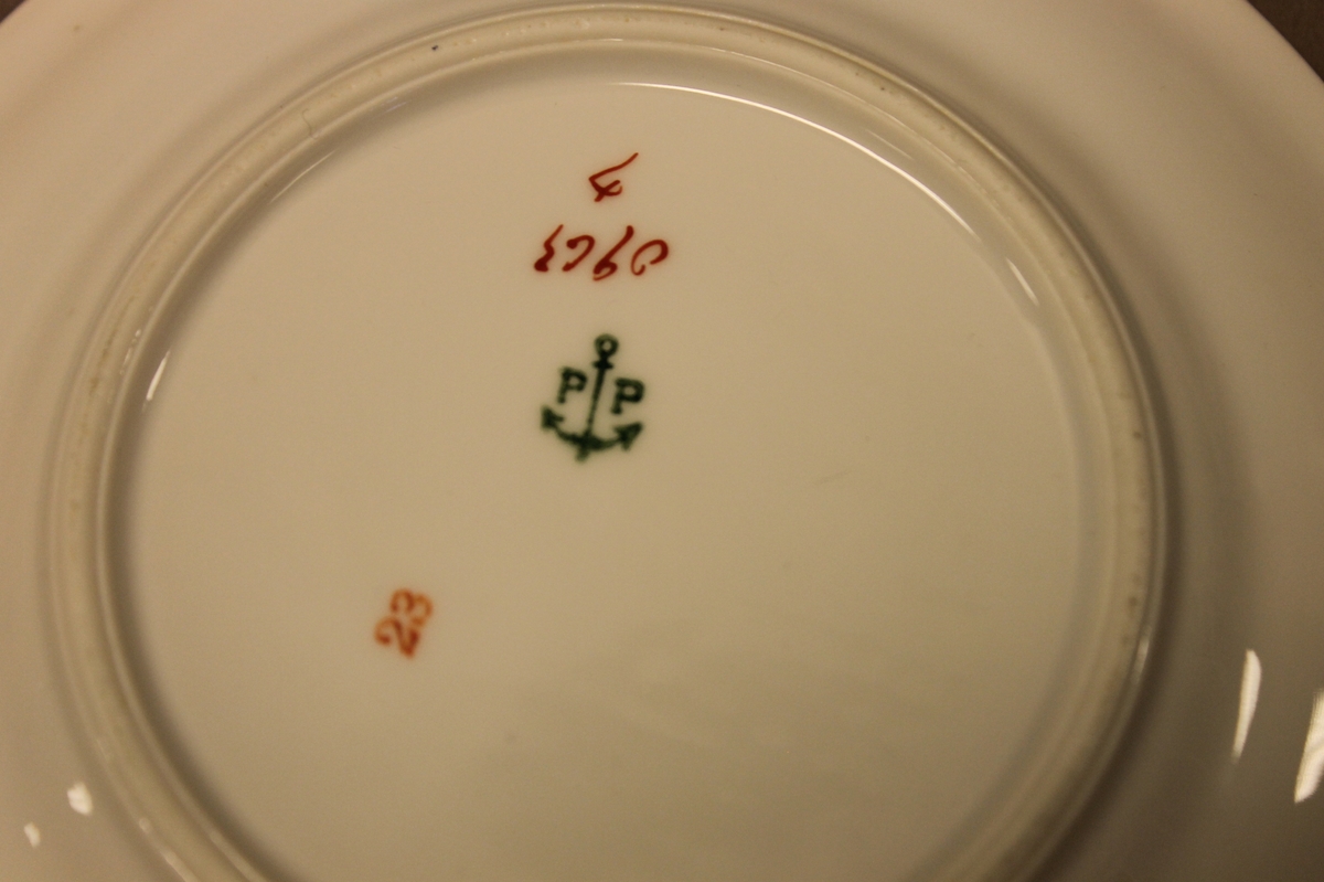 Bunntrykk nr. 0963/kl 3 B&L 2423 
Blomsterborder, flere vaser med blomster og kvister i blomst (frukt- eple?). Gullkantet - alle deler.