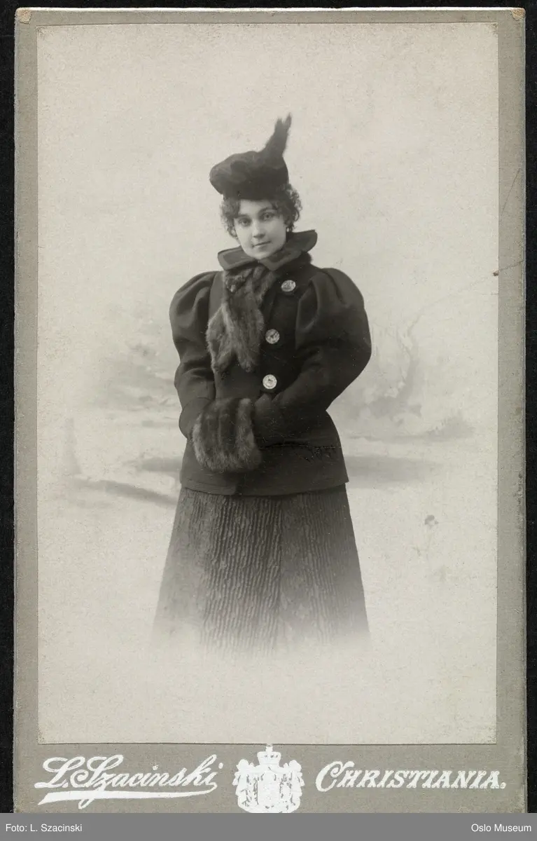 portrett, kvinne, vignettert stående knefigur, kåpe, muffe, hatt