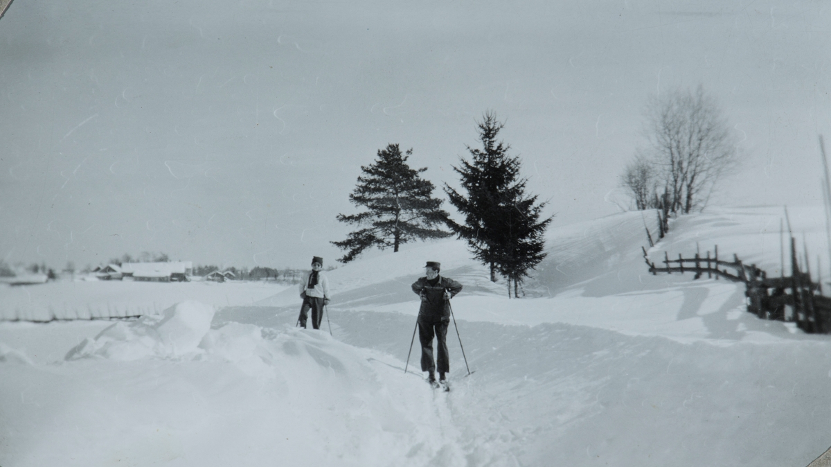 Vinter, skiløpere, Ottestad. Anne Marie Paulsen og hennes onkel, vinterlandskap.