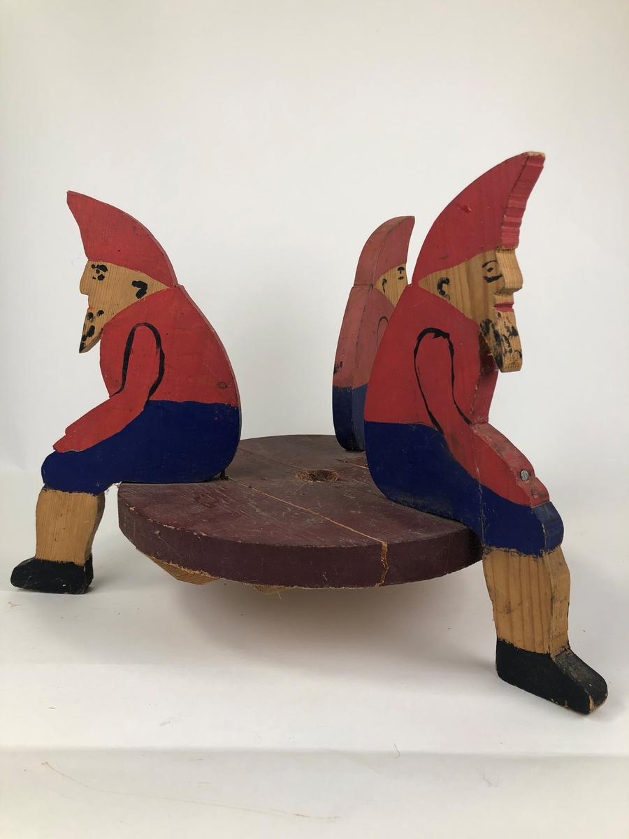 Juletrefot, såkalt nissefot, som fulgte med da museet overtok Hageruds snekkerverksted (Sandmo snekkerverksted).