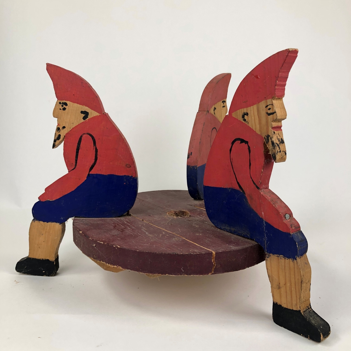 Juletrefot, såkalt nissefot, som fulgte med da museet overtok Hageruds snekkerverksted (Sandmo snekkerverksted).