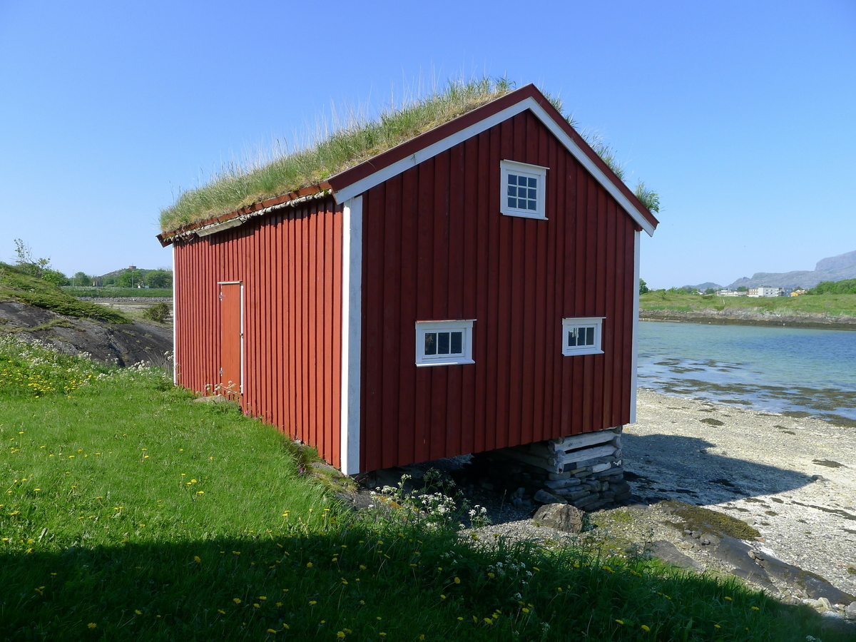Brygga er oppført i tre, lafteverk / tømmer. Hovedkonstruksjonen består av bindingsverk, men med en laftet del (sinklaft). Denne delen fremstår som et eget rom i bygningen. Brygga står på tømrede trekister på tørrmur av stein. Utvendig er den kledd med rødmalt tømmermannskledning, hvorav noen originale bord. Bryggas dør er en dobbel labankdør, med steinhelle foran og trerenne over. De tre vinduene, alle på samme vegg, virker å være originale. De har enkle rammer med tre glass på de to nederste, og med ni ruter på det tredje. Taket er et åstak med stående tro, og liggende bremtro. Taktekke består av takpapp og torv, trolig stammer det fra ca. 1980. Tregulvet er originalt.