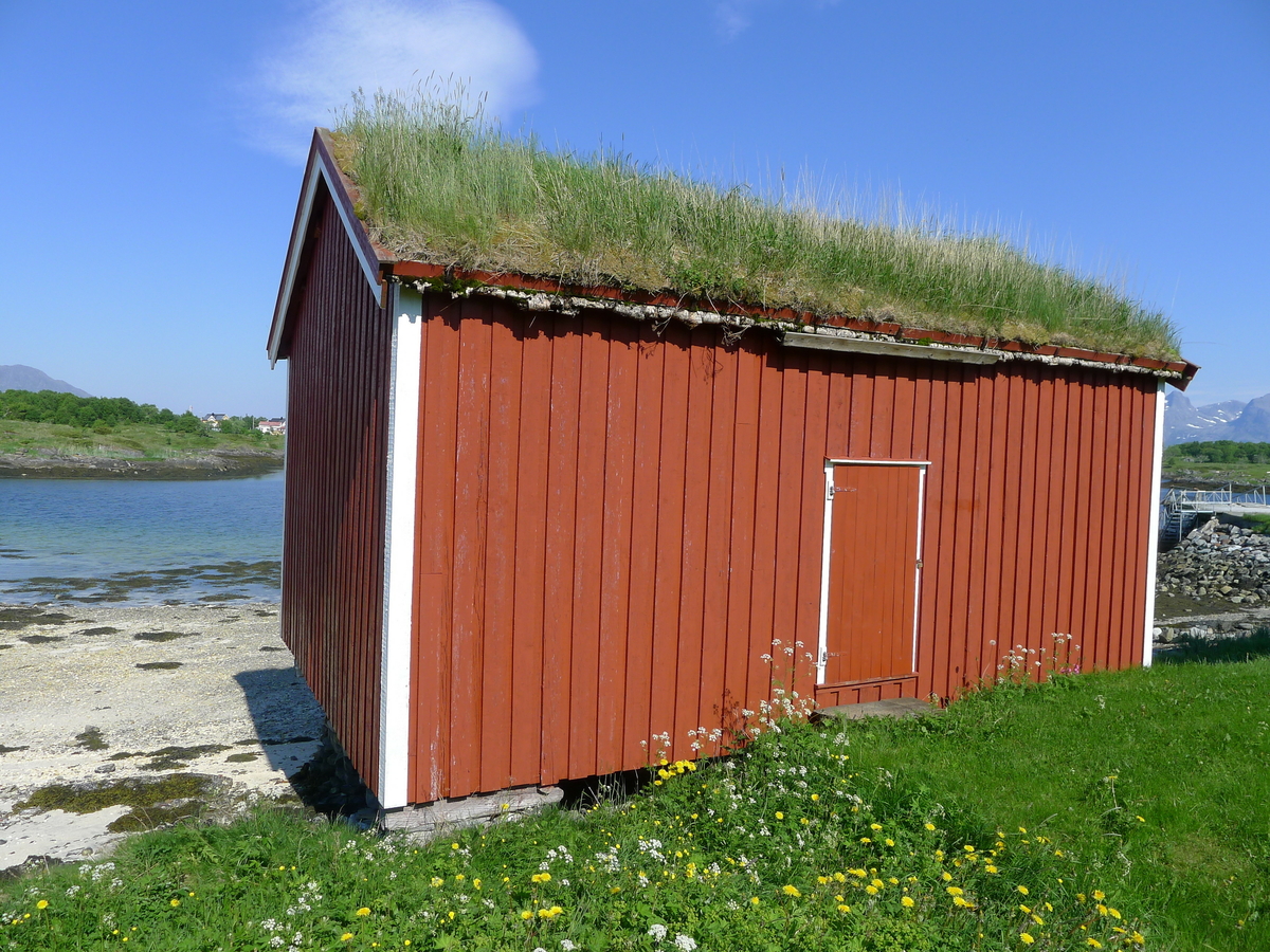 Brygga er oppført i tre, lafteverk / tømmer. Hovedkonstruksjonen består av bindingsverk, men med en laftet del (sinklaft). Denne delen fremstår som et eget rom i bygningen. Brygga står på tømrede trekister på tørrmur av stein. Utvendig er den kledd med rødmalt tømmermannskledning, hvorav noen originale bord. Bryggas dør er en dobbel labankdør, med steinhelle foran og trerenne over. De tre vinduene, alle på samme vegg, virker å være originale. De har enkle rammer med tre glass på de to nederste, og med ni ruter på det tredje. Taket er et åstak med stående tro, og liggende bremtro. Taktekke består av takpapp og torv, trolig stammer det fra ca. 1980. Tregulvet er originalt.