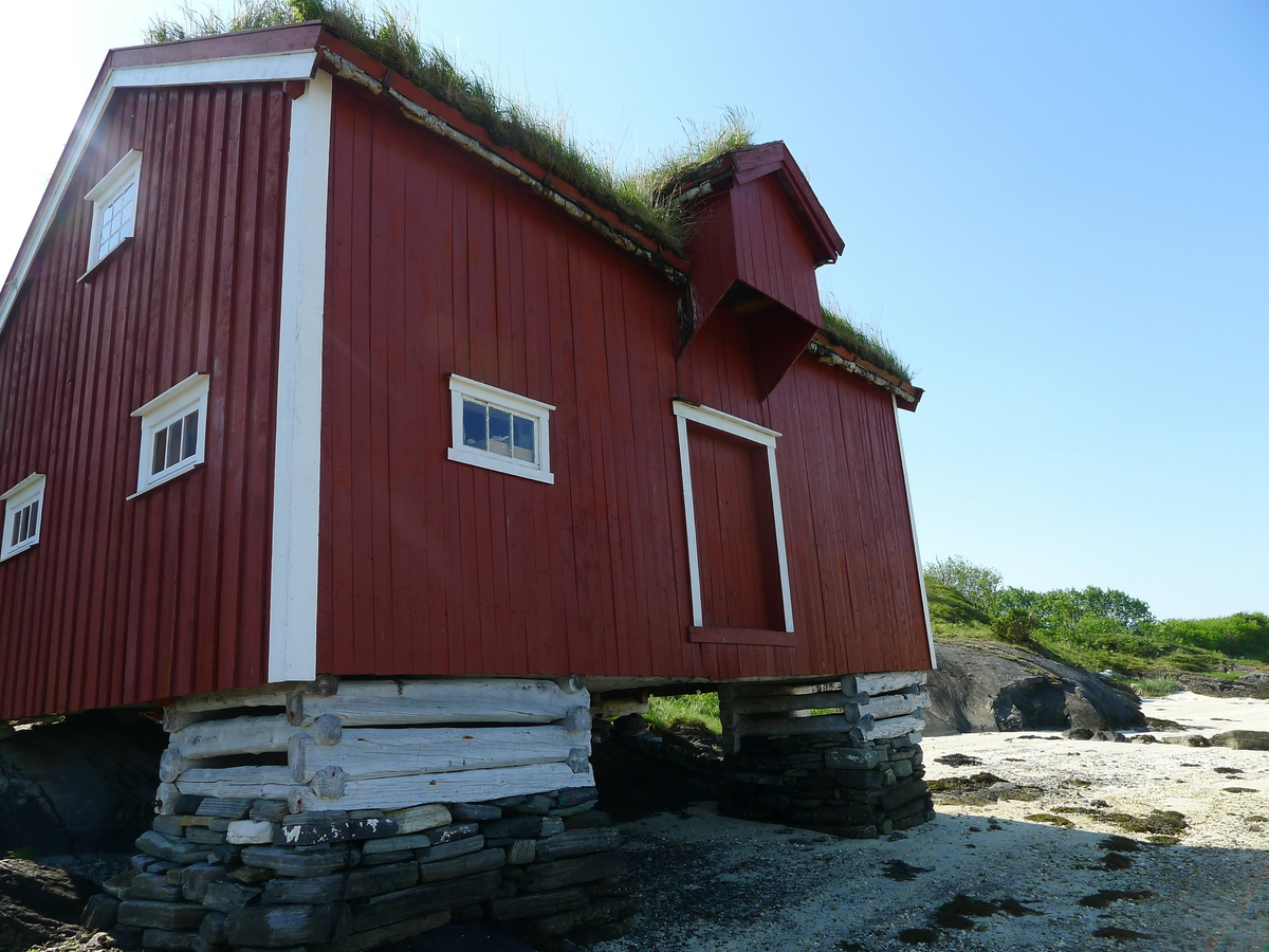 Brygga er oppført i tre, lafteverk / tømmer. Hovedkonstruksjonen består av bindingsverk, men med en laftet del (sinklaft). Denne delen fremstår som et eget rom i bygningen. Brygga står på tømrede trekister på tørrmur av stein. Utvendig er den kledd med rødmalt tømmermannskledning, hvorav noen originale bord. Bryggas dør er en dobbel labankdør, med steinhelle foran og trerenne over. De tre vinduene, alle på samme vegg, virker å være originale. De har enkle rammer med tre glass på de to nederste, og med ni ruter på det tredje. Taket er et åstak med stående tro, og liggende bremtro. Taktekke består av takpapp og torv, trolig stammer det fra ca. 1980. Tregulvet er originalt.