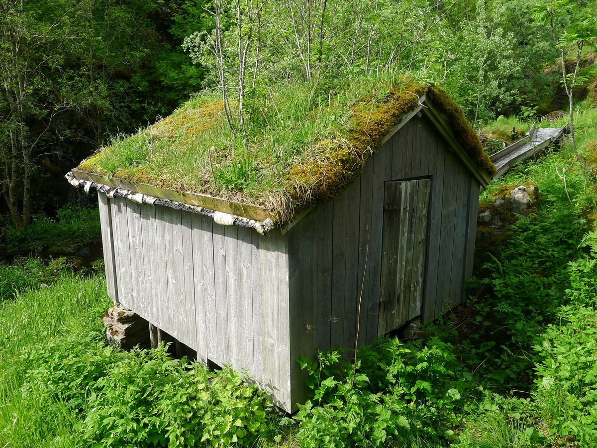 Kvernhuset er laftet, med tak av plast og torv. Vassrenna er nyere enn selve kvernhuset. Ligger ved bekken i Mølnhusdalen.