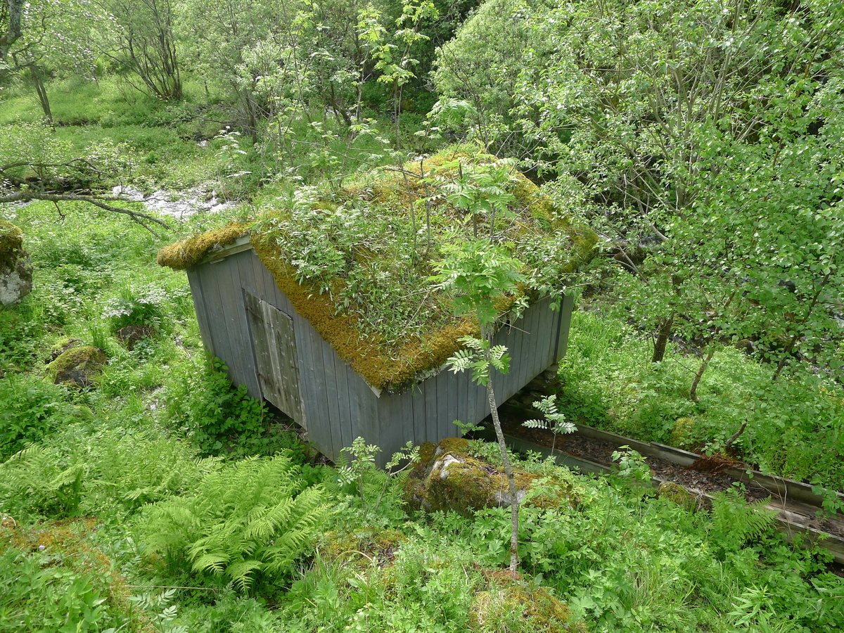 Kvernhuset er laftet, med tak av plast og torv. Vassrenna er nyere enn selve kvernhuset. Ligger ved bekken i Mølnhusdalen.