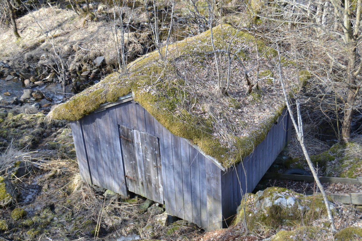 Kvernhuset er laftet, med tak av plast og torv. Vassrenna er nyere enn selve kvernhuset. Ligger ved bekken i Mølnhusdalen.