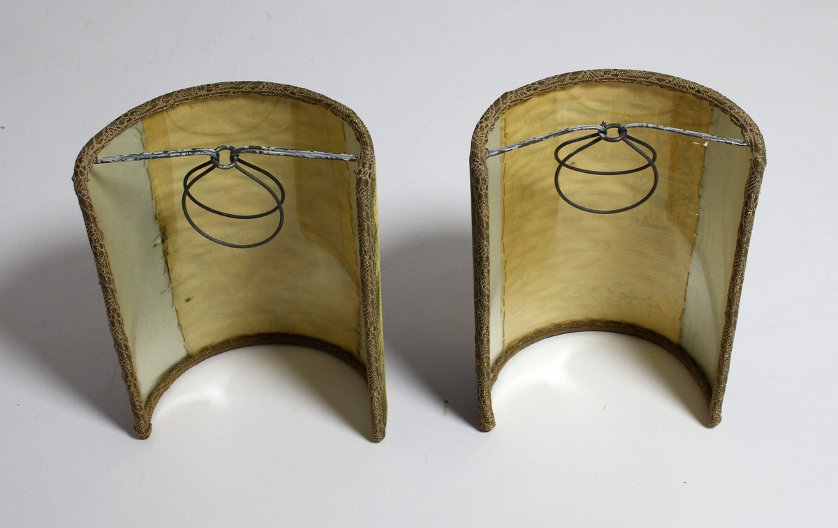 To lampeskjermar som har tilhøyrt diktaren Henrik Rytter. Den eine skjermen har motiv av ei lesande kvinne, medan det på den andre skjermen står ein del tekst på latin.