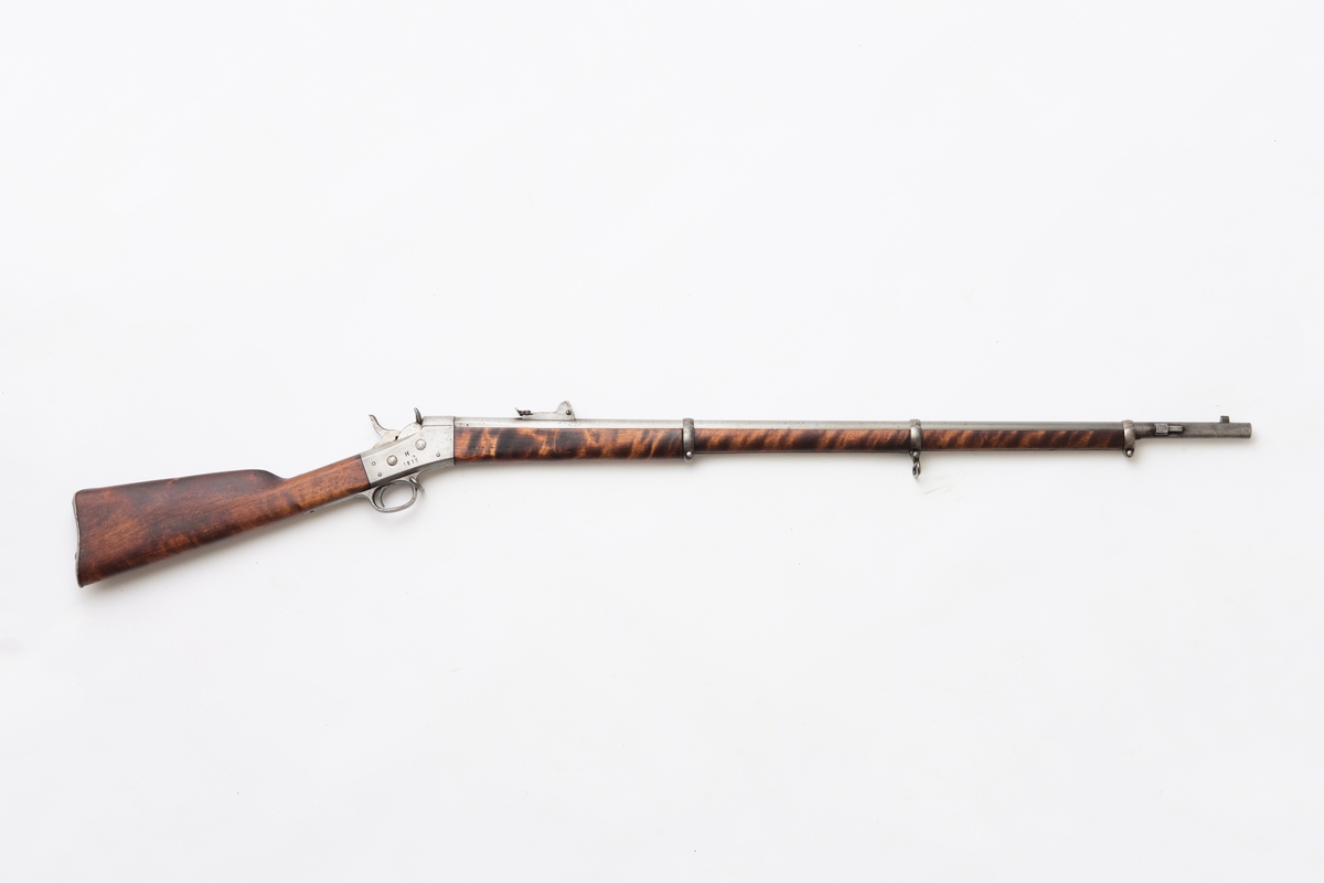 Bakladningsrifle. Remington latein for 1 patron. Kolbekappe, kolbe, lås, forskjefte, pipe og sikte har innslått 3912. Løpet har 6 høyrevridne rifler.
Under på pipens kammerende er mange merker: 1873   1   xJ  WA  ML  M  C. På pipens venstre side: 3912. På pipens høyre side: K med krone over. På låsets høyre side H med 1873 under. På låsets venstre side: 3912. Stillbart sikte til 1500 m. Bajonettfeste.
