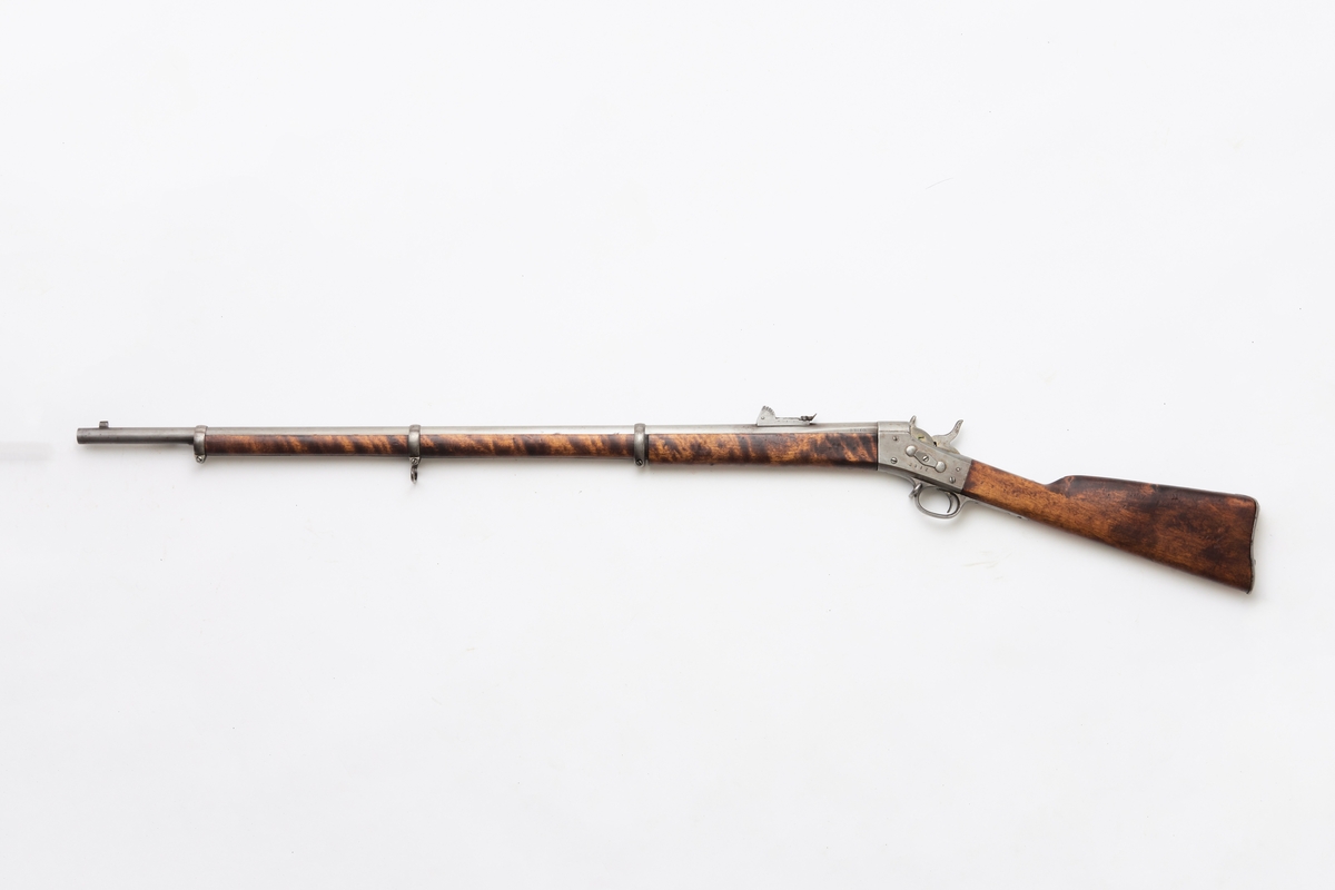Bakladningsrifle. Remington latein for 1 patron. Kolbekappe, kolbe, lås, forskjefte, pipe og sikte har innslått 3912. Løpet har 6 høyrevridne rifler.
Under på pipens kammerende er mange merker: 1873   1   xJ  WA  ML  M  C. På pipens venstre side: 3912. På pipens høyre side: K med krone over. På låsets høyre side H med 1873 under. På låsets venstre side: 3912. Stillbart sikte til 1500 m. Bajonettfeste.