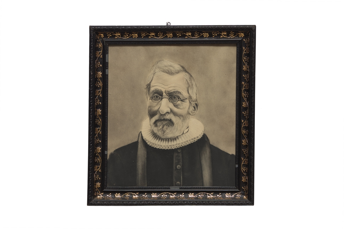 Trolig fotografi av det bilde som henger i Hoff kirke og er malt av Eyolf Soot, Bie er avbildet i prestedrakt og har kvitt skjegg og bærer briller, trerammer med forgylte gipsforsiringer