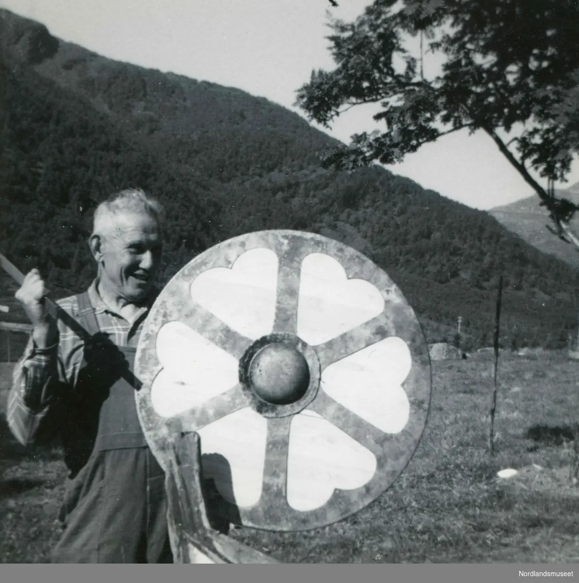 Einar Hansen (1894) med spyd og  familieskjoldet til Laxaa.