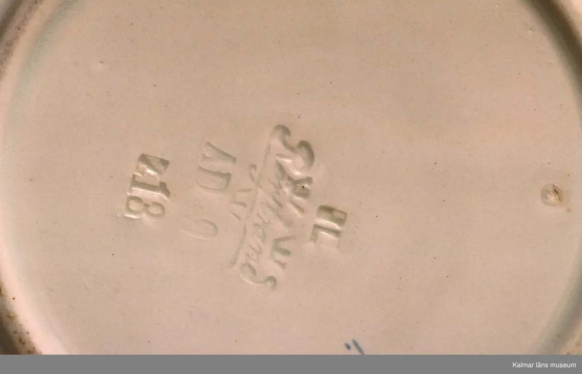 KLM 39615:1-2. Tallrikar, djupa, 2 stycken. Diam 22,5 cm, största diam vid dekor 23,6 cm, H 5 cm. Vitt porslin med blå dekorränder, dekor på brättet som förtydligar karaktären av greppen. Stämpel: inpressad: JL Rörstrand AD 9 z13.