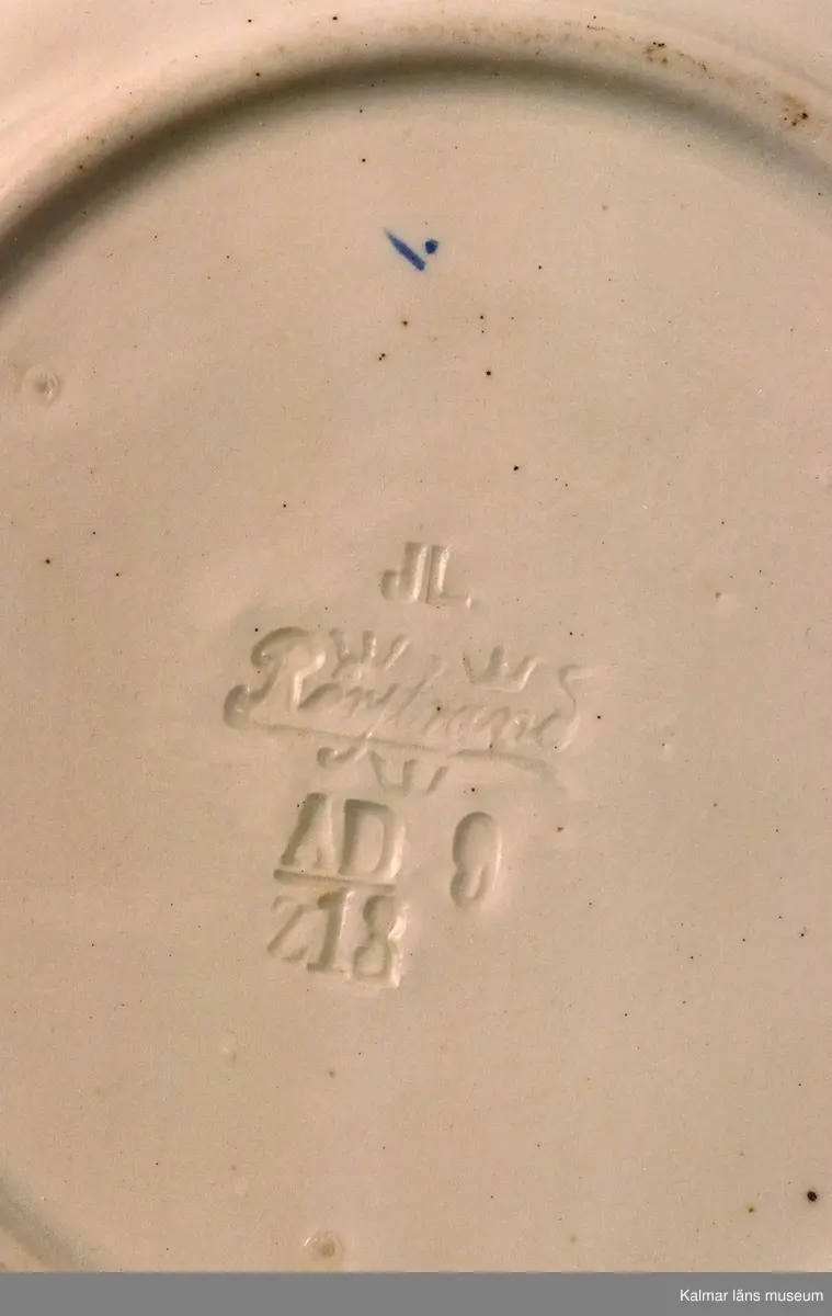 KLM 39615:1-2. Tallrikar, djupa, 2 stycken. Diam 22,5 cm, största diam vid dekor 23,6 cm, H 5 cm. Vitt porslin med blå dekorränder, dekor på brättet som förtydligar karaktären av greppen. Stämpel: inpressad: JL Rörstrand AD 9 z13.