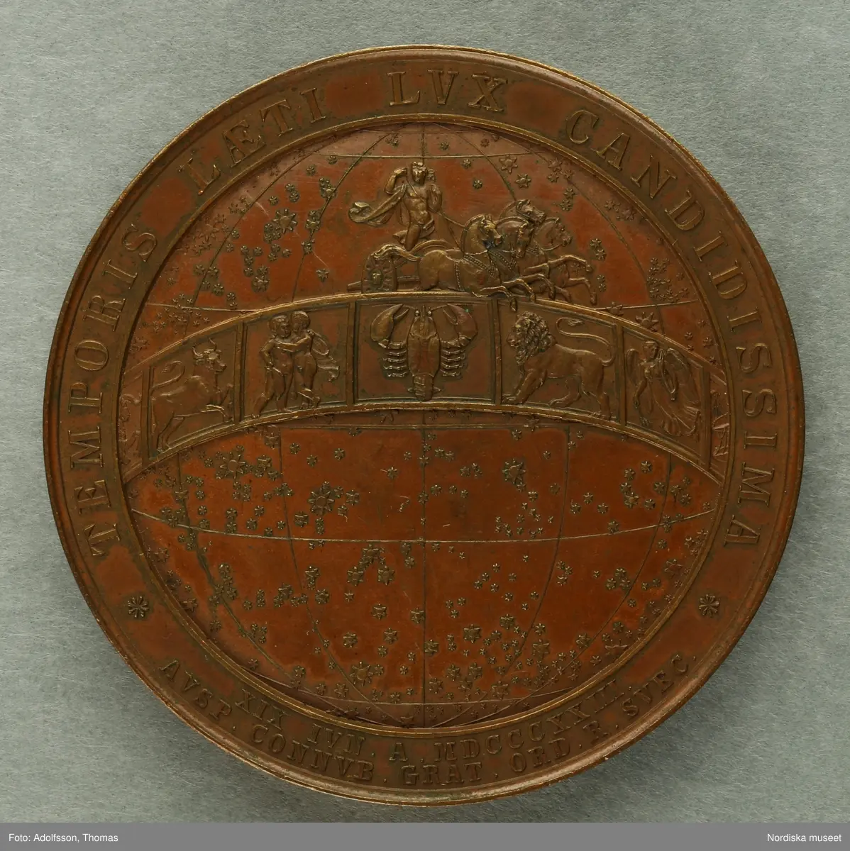 Huvudliggaren.
"2 minnespenningar.
a) I brons. Karl XIV Johan uppstigen på Sveriges och Noriges troner 5/5 1818. Åtsidan Carl XIII och Carl XIV Johans bröstbilder vända mot hvarandra, jmfr. Hildebrand, B. E. 'Sveriges och svenska konungahusets minnespenningar, praktmynt och belöningsmedaljer' del 2, sid 335, nr 22.
b) I brons. Kronprins Oscars förmälning med prinsessan Josefine af Leuchtenberg, i Stockholm den 19 juni 1823. Åtsidan: kronprinsens och kronprinsessans brösbilder förenade. Jmfr. Hildebrand, B. E. 'Sveriges och svenska konungahusets minnespenningar, praktmynt och belöningsmedaljer' del 2, sid 405 nr 7.
G. löjtnant C. V. E. Ridderstad 13/12 1876."