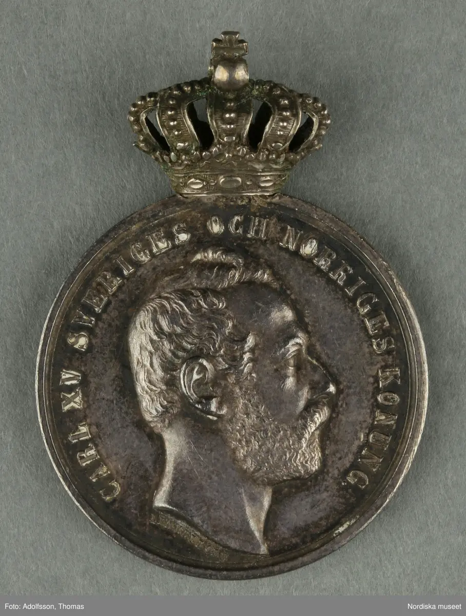 Huvudliggaren:
"Utmärkelsetecken. På åtsidan: 'FÖR ÖMSINT VÅRD OM VÄRNLÖSA BARN'. På frånsidan: 'CARL XV SVERIGES OCH NORIGES KONUNG', 'LEA AHLBORN'.
Ink.hos juden S. C. Dunér i Stockholm jämte 57.650-57.658 för [...]. Ankom 3/9 1888."