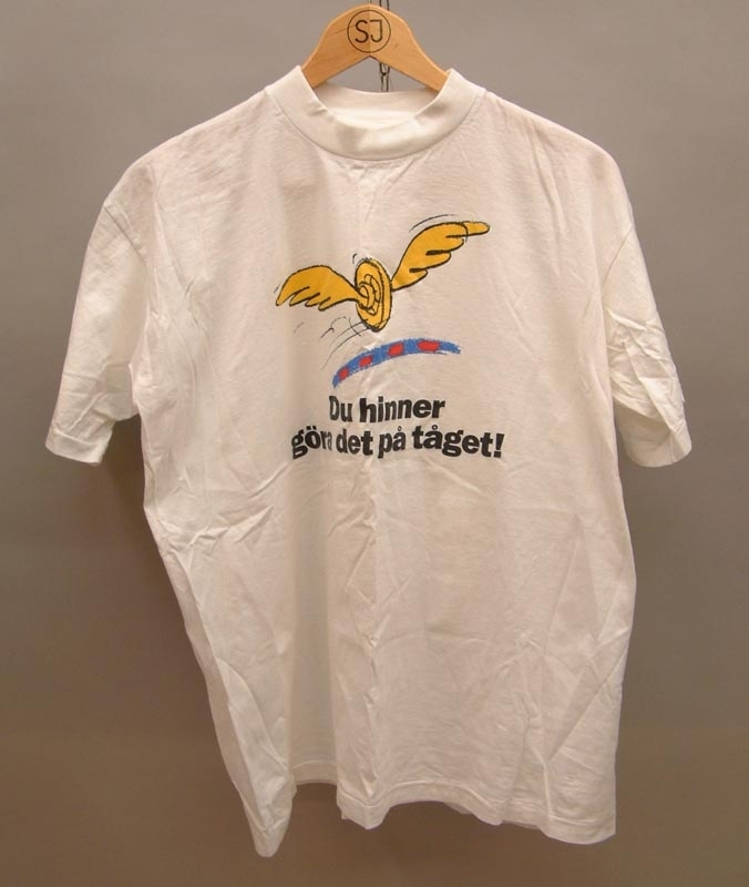 Vit t-shirt med tryck av bevingat hjul i gult.
Svart text "du hinner göra det på tåget."
På vänster ärm, blå SJ-logga och Affärsområde Nord i svart.
Storlek L

Modell/Fabrikat/typ: Deltab baseline