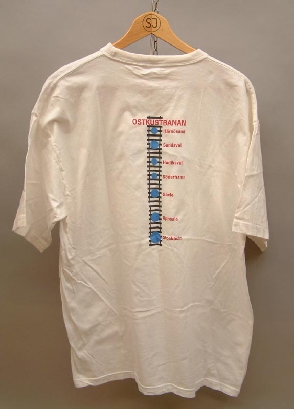 Vit t-shirt med text "Nu går X2000 till Stockholm 4 gånger dagligen."
Bild under av X2000 med en liten svart SJ-logga.
På baksidan en räls med texten Ostkustbanan, Härnösand, Sundsvall, Hudiksvall, Söderhamn, Gävle, Uppsala och Stockholm.
Storlek XL.
